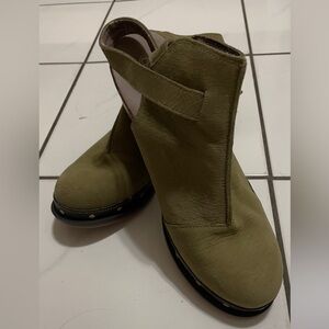 NWOT Chaco Cataluna Boots Womens 10.5 
Green Leather Clog Wooden